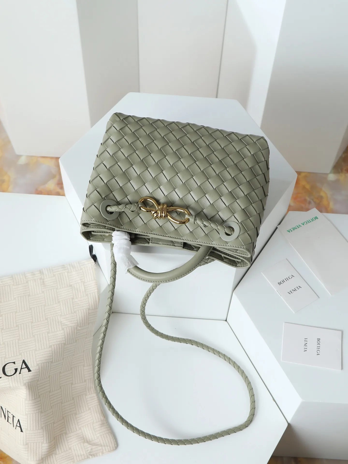 1300. Andiamo is shipping‼ ️Really popular🔥The new Andiamo woven handbag launched by Bottega Veneta this season is really popular all over the world! ! Celebrities at home and abroad have worn it, and Oscar-winning actress Michelle Yeoh has taken it out on the street. Song Jia, Trai Yala, Yu Feihong, Sanji Ayaka, Rosie Hunting-Whiteley, Yoshioka Riho, etc. have all worn this bag. It is classic and versatile and shows off your temperament, and the bag capacity is also large, which is very convenient for daily commuting! ! A variety of carrying methods, the shoulder straps can be adjusted by yourself, the original lambskin feels soft and delicate, and the unisex style breaks the gender boundaries and brings a more practical and long-lasting use experience. Andiamo, which has both elegant and casual styles, perfectly interprets the true appearance of "fashionable old money style". Style number: 766014 Size: 25*22*10.5cm